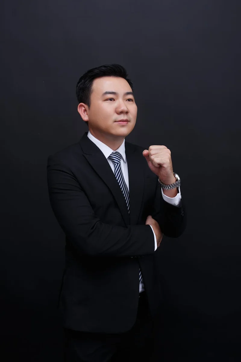 舆情线索研判工作场景，分析师在梳理信息线索